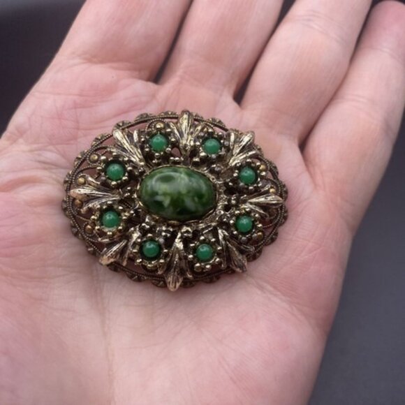 Vintage Brooch Green Matrix Glass & Jadeite Color Cab Gold Tone Filigree Granny - Picture 7 of 8